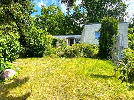 vorderer Garten mit Rasen