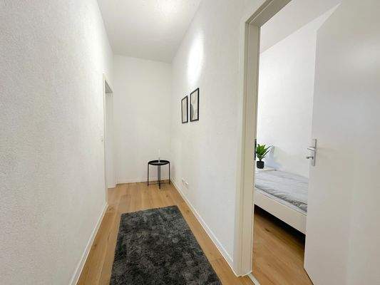 Heller Flur mit Zimmerblick