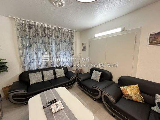 Wohnzimmer mit Durchgangstür zur Küche