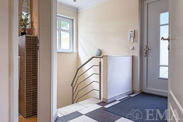 Flur mit Treppe ins Souterrain