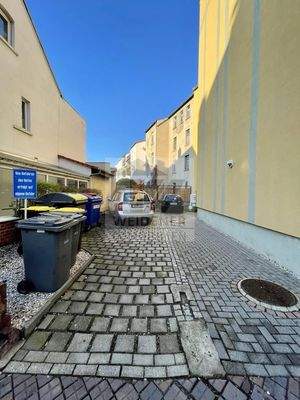 Einfahrt hinter dem Haus