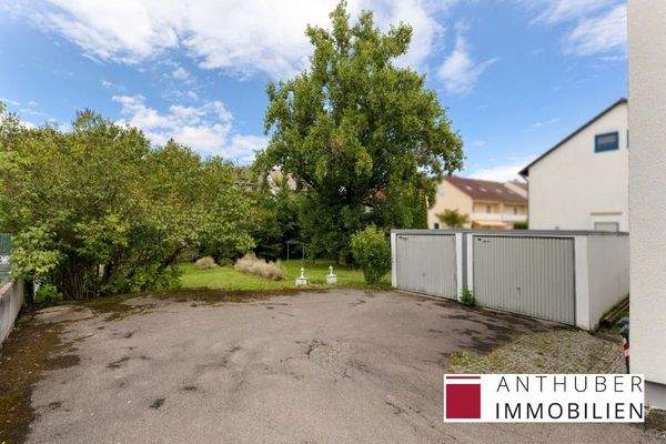 Doppelgarage und Zufahrt zum Baugrundstück