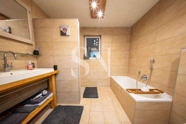 Badezimmer mit Badewanne