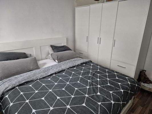 Der Schrank kann für € 100 übernommen werden.