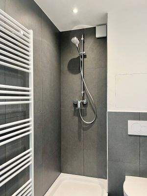 Modernes innenliegendes Badezimmer 