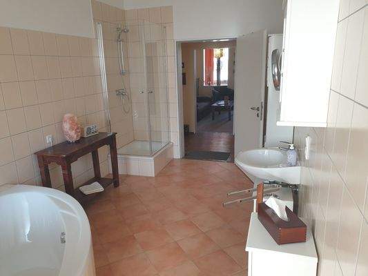 Tageslichtbad mit Dusche und Wanne