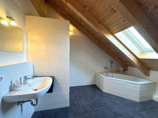 Badezimmer mit Dusche und Wanne DG 