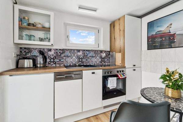 Küche mit EBK Souterrain