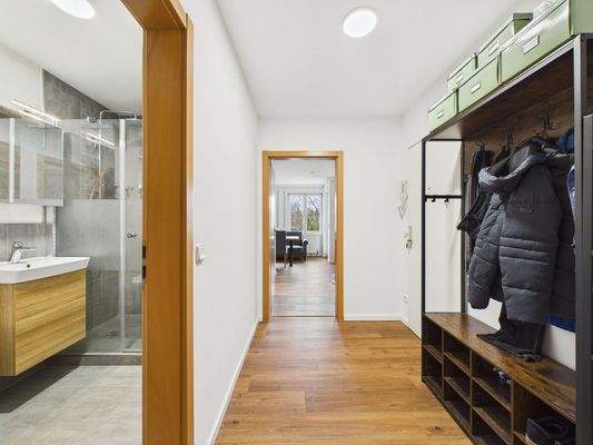 Flur/Eingangsbereich mit Blick in das Badezimmer