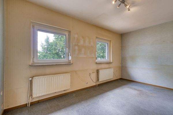 Praktisches Arbeits-/Kinder-/Gästezimmer