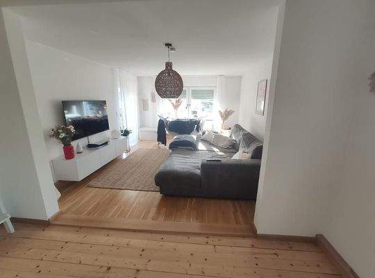 OG: Wohnzimmer mit Zugang zum Balkon Bild 2