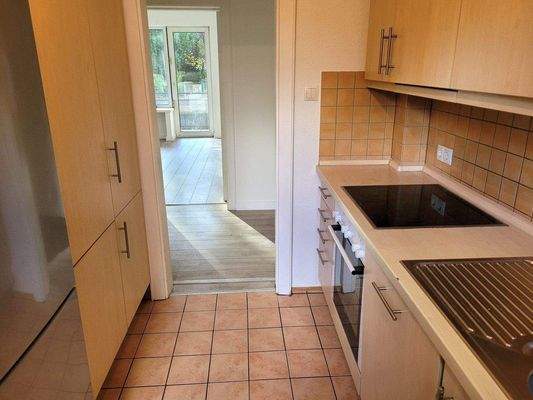 Einbauküche mit Blick zum Wohnzimmer.jpg