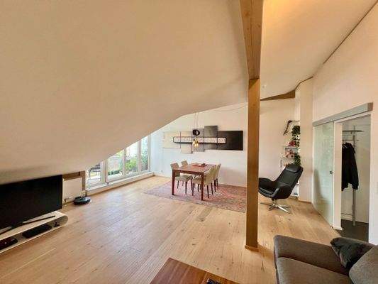 Wohnzimmer mit Schiebetür zum Flur