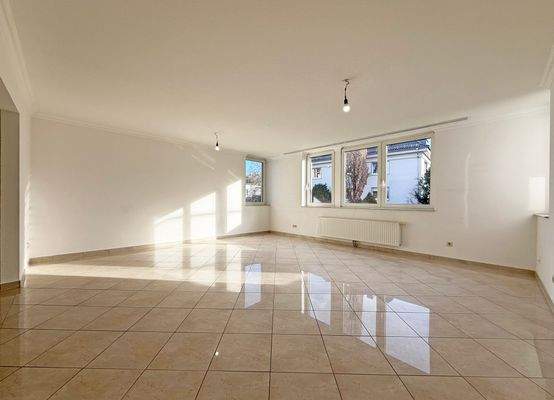 großzügiges Wohnzimmer