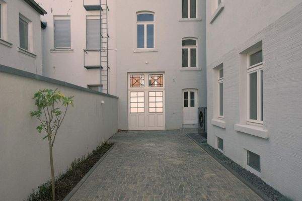 Innenhof Blick zum Haupthaus