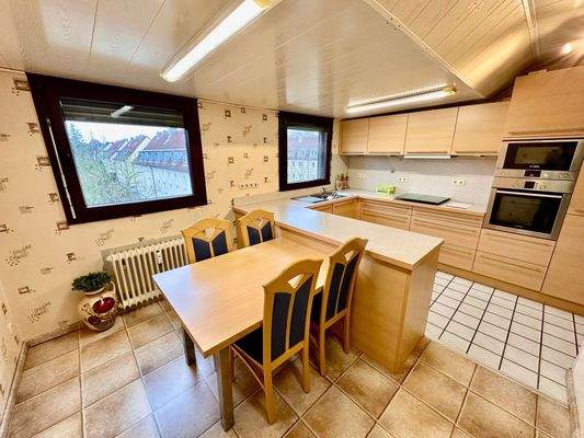 Helle Küche mit Essbereich