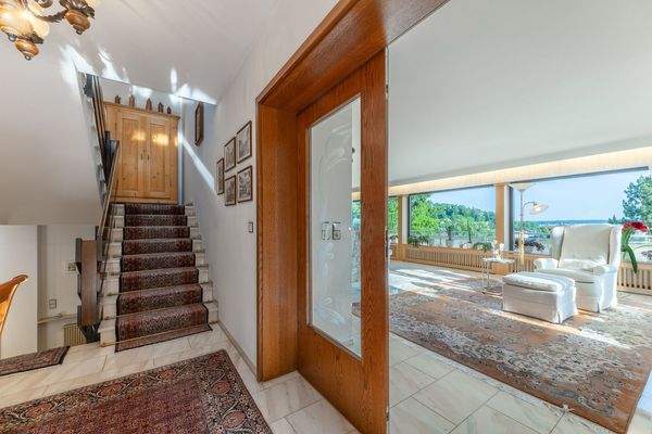 Offener Übergang: Vom Eingangsbereich direkt ins Panorama-Wohnzimmer