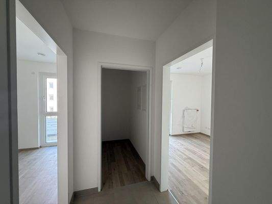 Haus_1_Top_8_Vorzimmer_mit_Blick_auf_beide_Schlafzimmer_und_Abstellraum