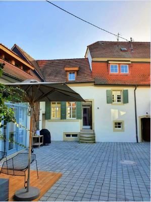 Besondere Wohneinheit in saniertem Dreiseitenhof: Herrenhaus in historischem Ambiente