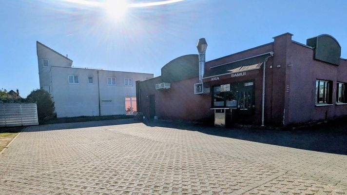 Hinteransicht mit weiteren Parkplätzen 