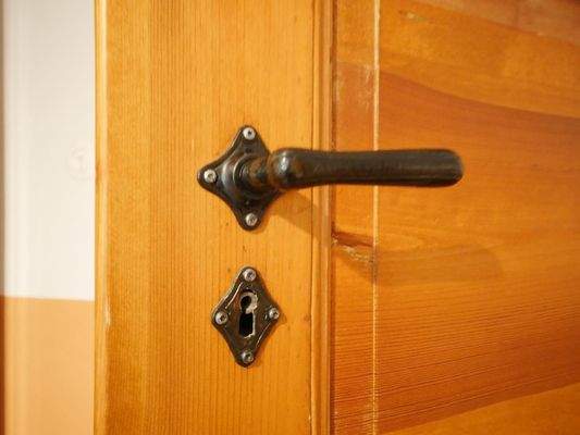  OG | Detail: passende TÜRBESCHLÄGE