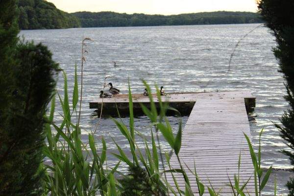 Bootssteg (derzeit reparaturbedürftig).JPG