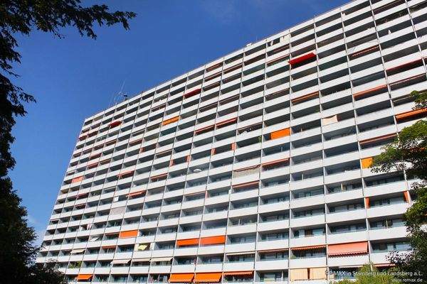 Westfassade mit großer Gartenanlage