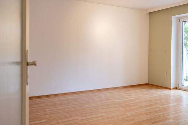 Familienidyll in Bogenhausen: Doppelhaushälfte mit sonnigem Westgarten & Grünblick