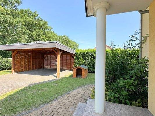 gepflegter Vorgarten mit Doppelcarport