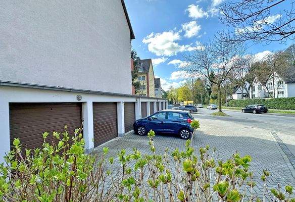 Seitenansicht / Garage unweit des Hauseinganges