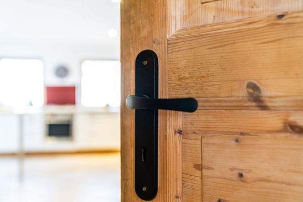 Echtholztüren mit mattschwarzen Beschlägen und Drückern