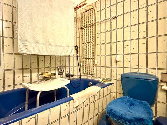 Bad mit Badewanne und...