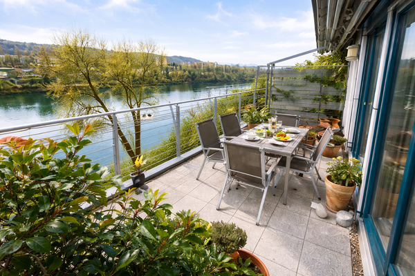Terrasse2 mit Blick auf den Rhein.png
