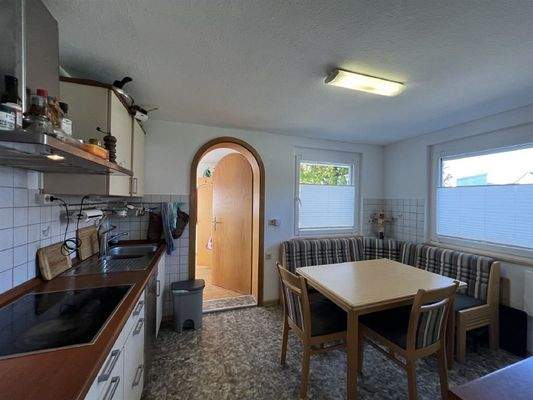 Gemütliche Einbauküche mit Platz für eine Sitzecke