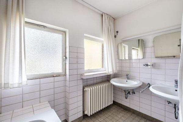 Lichtdurchflutetes Badezimmer 