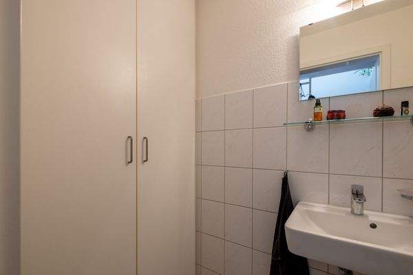 Gäste-WC mit Einbauschrank