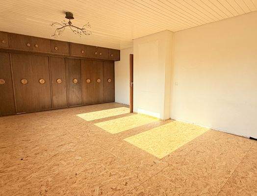 Großes Schlafzimmer im Obergeschoss