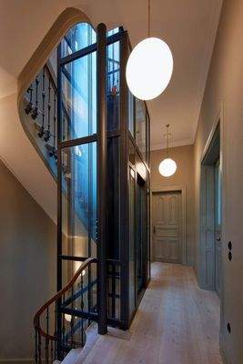 Treppenhaus mit Fahrstuhl