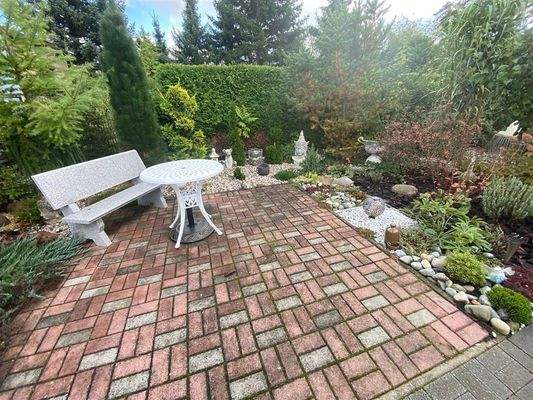 angelegte Terrasse im Garten