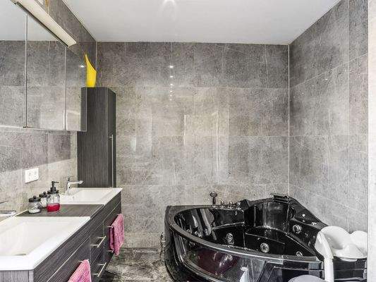 Badezimmer mit Whirlpool