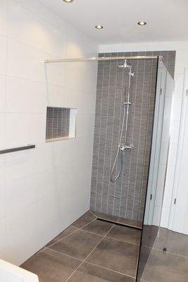 XXL Dusche mit schöner Beleuchtung für ein hervorragendes Ambiente