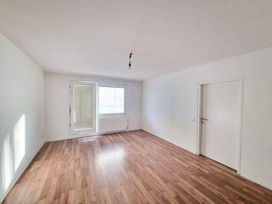 Wohnzimmer mit Zugang zur Loggia