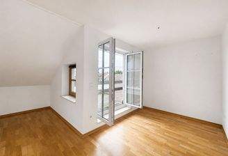 Wohnzimmer mit Zugang zum Balkon