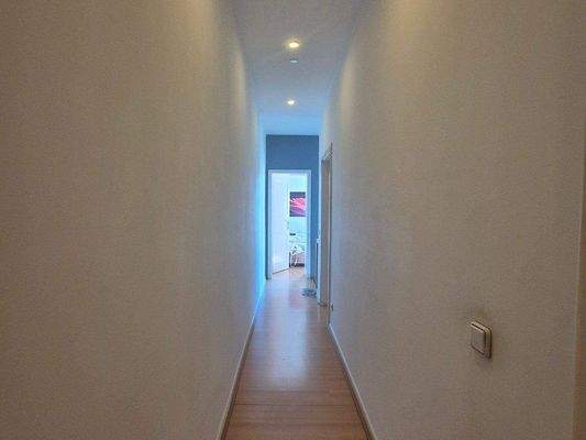 Flur 1.OG richtung Treppe 2 Zimmer Whg 01.jpg