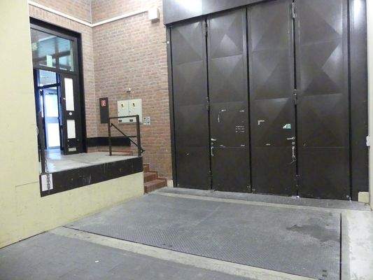 Eingang von Halle ins Büro