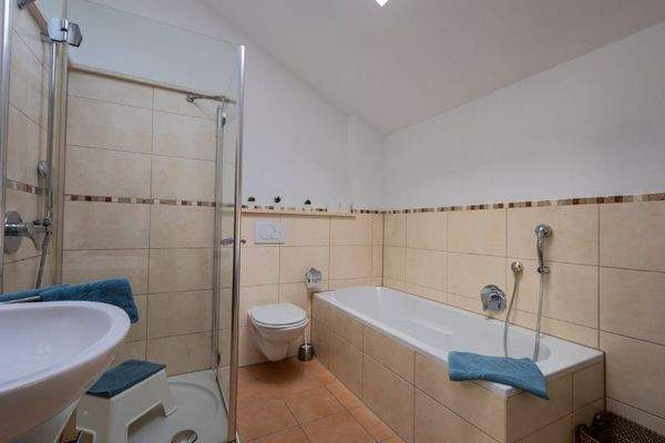 Badezimmer mit Badewanne