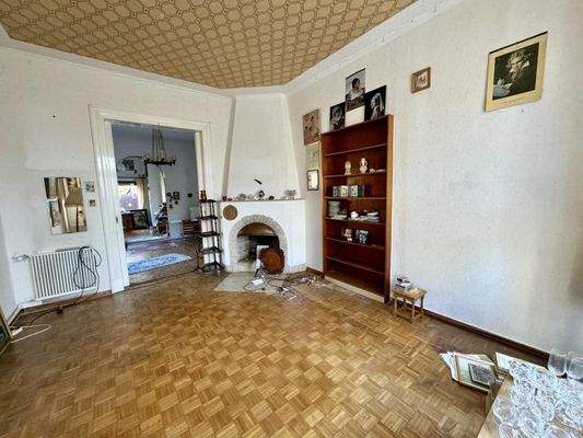 Wohnzimmer mit Kamin