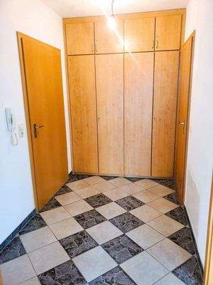 Wohnungstür-/flur mit Einbauschrank