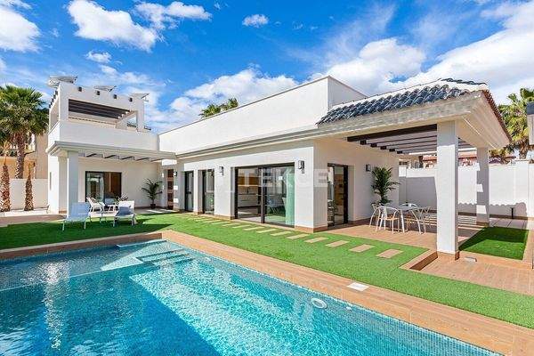 Elegant 3 Bedroom House with Pool and Solarium in Ciudad Quesada