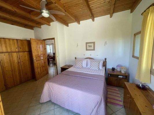 Kreta, Roumeli: Charmante Villa mit Garten und Pool zu verkaufen